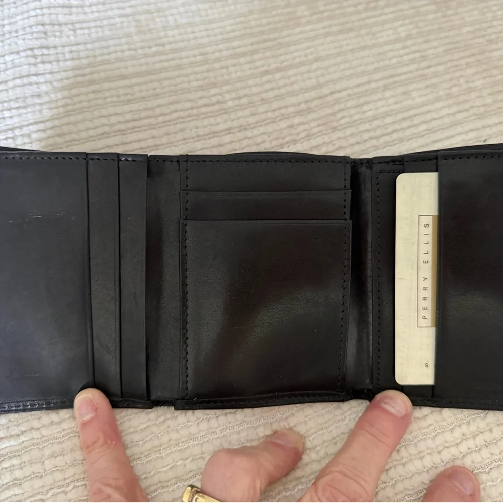 Perry Ellis EUC Black Leather Trifold Wallet 4x3.5